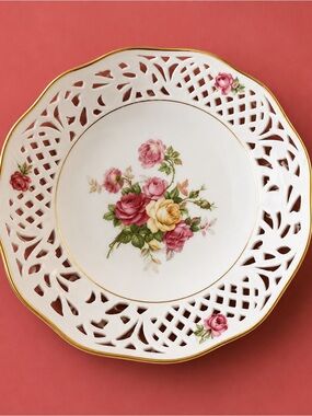 Vintage Schumann Arzberg Bavaria
Reticulated Porcelain Bowl